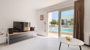 TV a/nebo společenská místnost v ubytování Beautiful Villa Bruna with jacuzzi in Porec