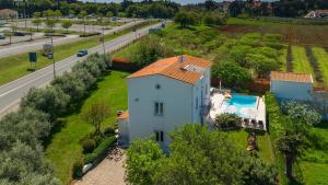 Bazén v ubytování Beautiful Villa Bruna with jacuzzi in Porec nebo v jeho okolí