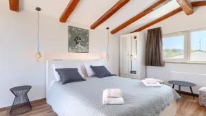 Postel nebo postele na pokoji v ubytování Beautiful Villa Bruna with jacuzzi in Porec + 41 fotografií