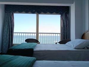 En eller flere senge i et værelse på Royal Crown Hotel عائلات مصرية فقط Egyptian Families only