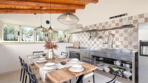 Kuchyň nebo kuchyňský kout v ubytování Beautiful Villa Bruna with jacuzzi in Porec