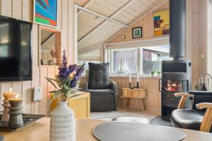 TV/trung tâm giải trí tại Beautiful Summer House From 2008 Outdoor Spa