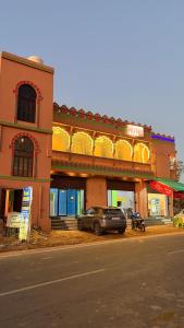 een gebouw met een auto ervoor geparkeerd bij Hotel Simran Desert View Haveli in Pushkar