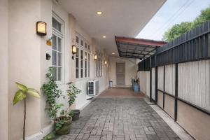 een gang van een huis met een loopbrug bij ABC Homestay in Sentool +11 foto's