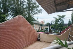 ABC Homestay في Sentool: جدار من الطوب أمام المنزل +5 صور