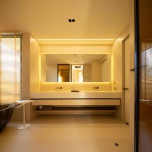 een badkamer met een grote spiegel aan de muur bij KW 2 Villa in Ban Bang Po
