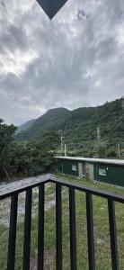 ein Zug auf einer Strecke mit Bergen im Hintergrund in der Unterkunft 陌野輕旅民宿 in Xiulin + 26 Fotos