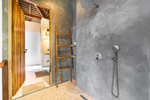 Et badeværelse på Modern Tropical Bungalow magic ocean views