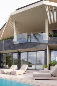 een afbeelding van een huis met een zwembad bij KW 2 Villa in Ban Bang Po