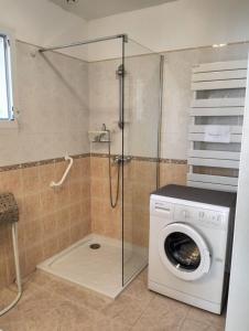een wasmachine in een badkamer met een douche bij Gite emilouise in Carnoules