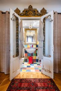 eine offene Tür in ein Bad mit einem Waschbecken in der Unterkunft La maison de la piscine in Goult