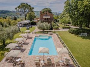 une vue aérienne d'une piscine avec des parasols dans l'établissement Agriturismo Villa Beatrice, à Mondavio