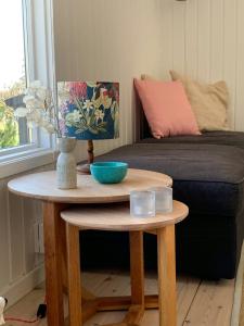 un tavolo con una ciotola blu sopra accanto a un letto di Summer Bliss With Vibrant Garden In Nødebohuse a Kikhavn Altre 23 foto