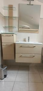 Et badeværelse på Appartement mer + 8 billeder