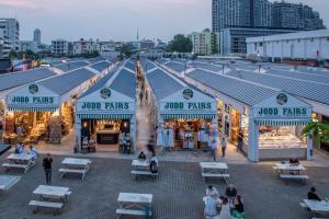 Un gruppo di persone che camminano davanti a un mercato di Best Western Ratchada Hotel a Bangkok Altre 79 foto