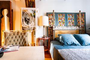 ein Schlafzimmer mit einem Bett und einem Tisch mit einem Buch in der Unterkunft La maison de la piscine in Goult