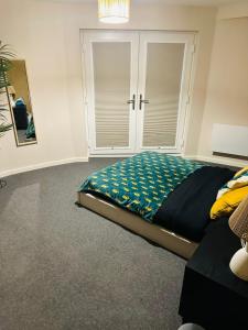 Giường trong phòng chung tại Executive 2 Bed Condo with Free Parking