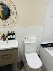 Phòng tắm tại Executive 2 Bed Condo with Free Parking +9 ảnh