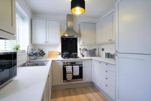 Køkken eller tekøkken på 3-Bed House, Sleeps 5,Bedford + 16 billeder