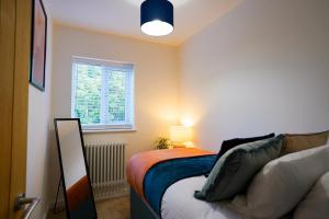 En eller flere senge i et værelse på 3-Bed House, Sleeps 5,Bedford