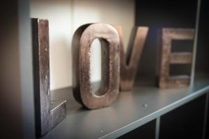 Ein hölzernes Schild, auf dem "Wow" steht. in der Unterkunft Urban Exit Weiden West A93 in Weiden