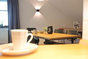 einen Tisch mit einer Kaffeetasse darüber. in der Unterkunft Urban Exit Weiden West A93 in Weiden