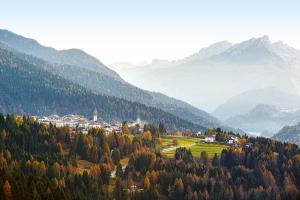 een stad in een vallei met bergen op de achtergrond bij In Casetta da Mae in Lorenzago