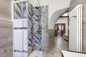 een badkamer met een glazen douche in de kamer bij In Casetta da Mae in Lorenzago