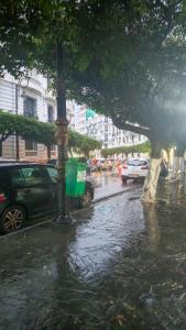 een ondergelopen straat met een auto geparkeerd naast een paal bij Confort, propreté et tranquillité à Alger centre in Alger
