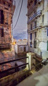 uitzicht op een steeg tussen twee gebouwen bij Confort, propreté et tranquillité à Alger centre in Alger