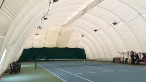 een tennisbaan in een tunnel met een tennisracket bij Il Poggio Agrisport in Poirino