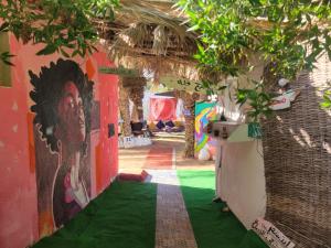 una stanza con un pavimento verde e un dipinto sul muro di Badya Camp بادية كامب a Dahab