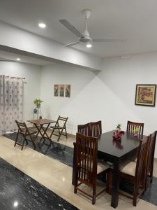 Posezení v ubytování 10 Minutes from Airport- Farmify - Peaceful Village Farmstay + 17 fotografií