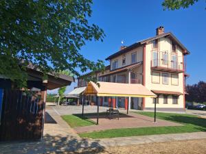 een gebouw met een tent ervoor bij Il Poggio Agrisport in Poirino