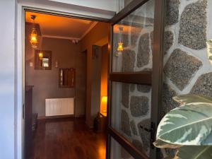 Zimmer mit einer Steinmauer und einem Flur in der Unterkunft Hostal Boutique 180 Grados in Algarrobo + 27 Fotos