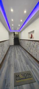 eine Tanzfläche mit einem Mocon-Schild auf dem Boden in der Unterkunft MOON RIVER - Rooms & Apartments in Castellammare di Stabia