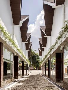 una strada vuota di fronte a un edificio di Moon Rock Villas by Ribas a Darmasaba