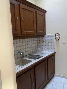 een keuken met houten kasten en een spoelbak bij Le rêve de Jocelyne - Grande maison au Neubourg in Le Neubourg +23 foto's