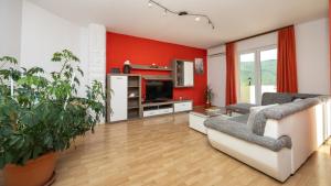 ein Wohnzimmer mit Sofa und Fernseher in der Unterkunft Holiday home Neda by Villas Guide in Primorski Dolac