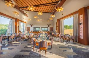 En restaurant eller et andet spisested på The Forest Chapter by Sayaji, Jawai