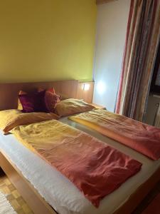 een slaapkamer met twee bedden en een raam bij Apartement 2 Zur alten Press in Jennersdorf