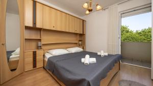 ein Schlafzimmer mit einem Bett, auf dem zwei Handtücher liegen in der Unterkunft Holiday home Neda by Villas Guide in Primorski Dolac + 48 Fotos