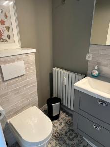 Koupelna v ubytování Golfslag 7b, studio with sea view in Blankenberge + 19 fotografií