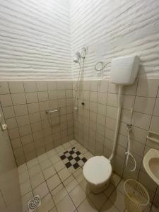 een badkamer met toilet en wastafel bij Casa Vila lagoinha in Lagoinha