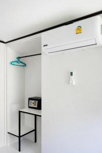 ein Zimmer mit weißer Decke und einer Uhr auf einem Tisch in der Unterkunft Lanta L.D. Beach Bungalow in Ko Lanta