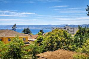 Blick auf eine Stadt mit Gebäuden und Wasser in der Unterkunft Hostal Boutique 180 Grados in Algarrobo