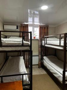 Postel nebo postele na pokoji v ubytování Hostel Sulaiman-Too + 4 fotografie