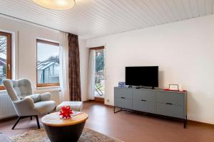 Et tv og/eller underholdning på Ferienwohnungen Im Löwengründle