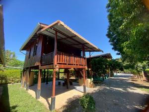 een klein huisje op houten palen in een park bij Elephant House and Pool Villas 