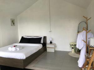 En eller flere senge i et værelse på ม่านป่ามองเขาเฮ้าส์